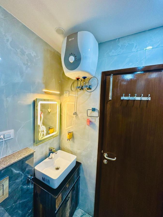 Hotel Samrat Residency 10 Mints Walking Distance Nizamuddin Railway Station New Delhi Luaran gambar