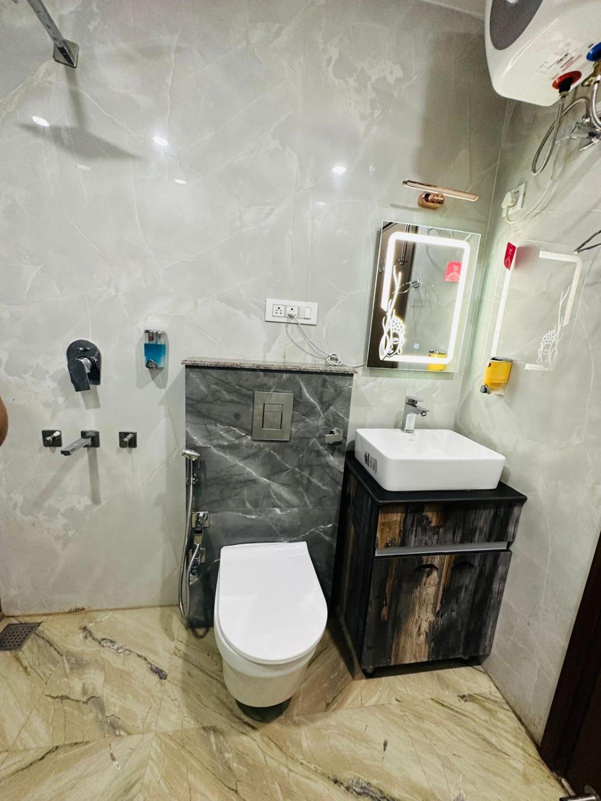Hotel Samrat Residency 10 Mints Walking Distance Nizamuddin Railway Station New Delhi Luaran gambar