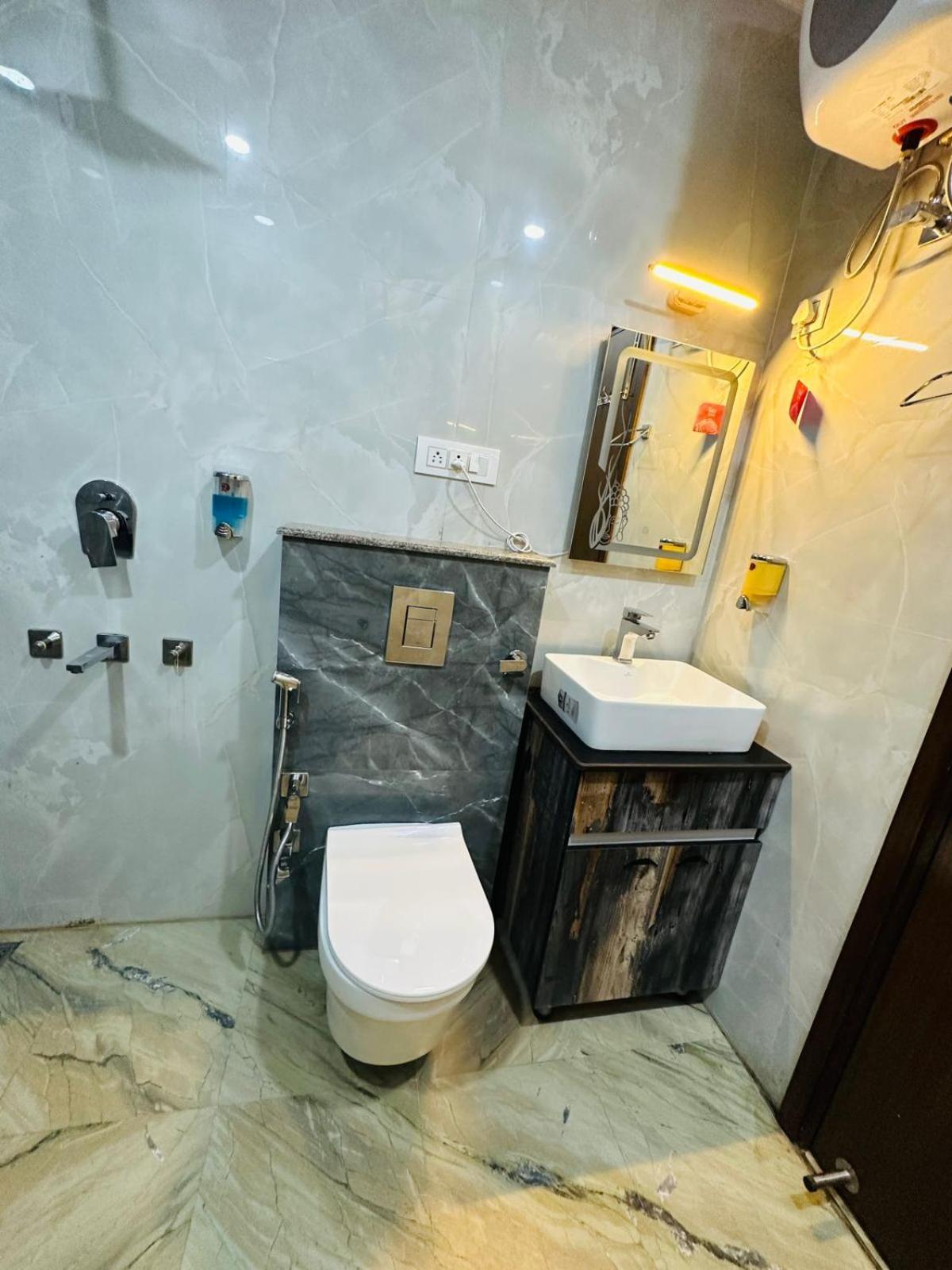 Hotel Samrat Residency 10 Mints Walking Distance Nizamuddin Railway Station New Delhi Luaran gambar