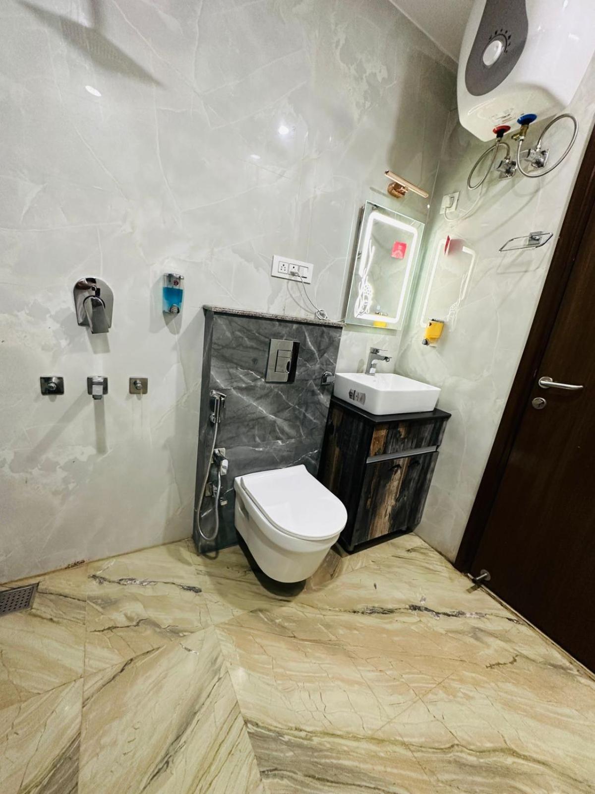 Hotel Samrat Residency 10 Mints Walking Distance Nizamuddin Railway Station New Delhi Luaran gambar
